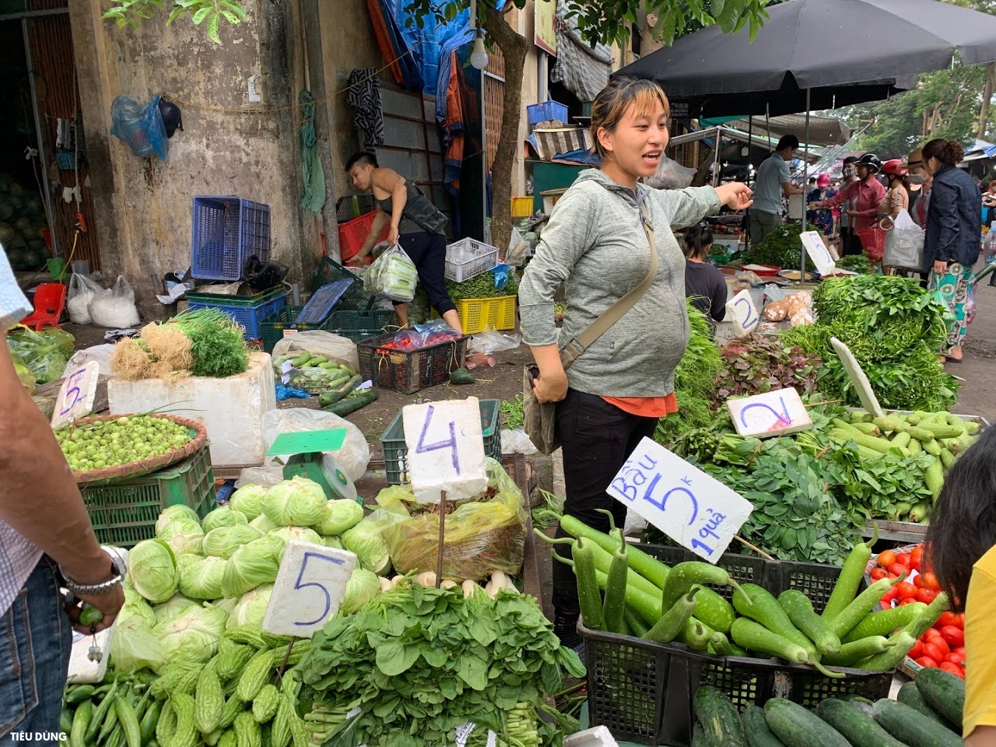 Đi chợ mấy ngày này cực đã, bà nội trợ cầm 10.000 đồng đủ rau xanh ăn cả ngày cho gia đình - Ảnh 3.