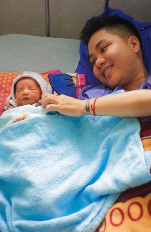 Những hình ảnh hiếm hoi lộ diện về em bé mà &quot;người đàn ông Việt Nam đầu tiên mang bầu&quot; sinh ra - Ảnh 2.