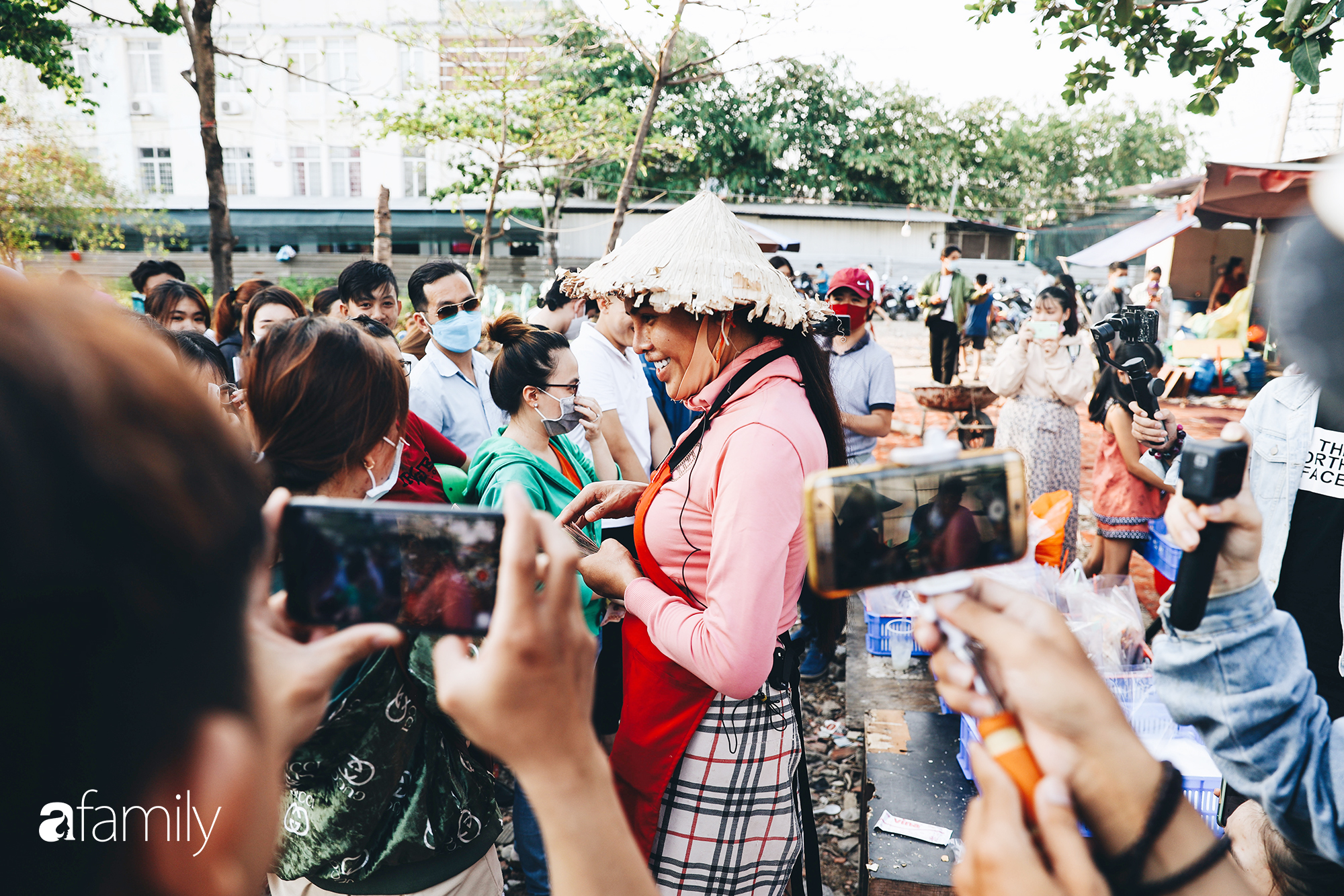Cát Thy - Nhờ cái miệng quá duyên mà trở thành &quot;Diva&quot; với hàng bánh tráng trộn nổi nhất Sài Gòn, mỗi ngày có hàng trăm người đến tìm để quay hình, chụp ảnh - Ảnh 8.