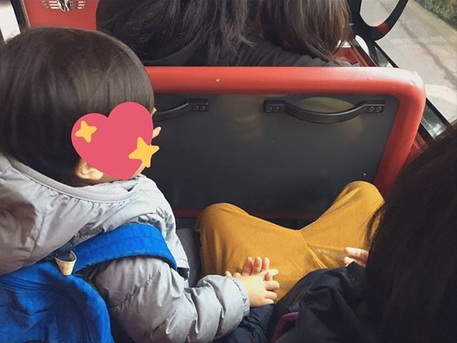 Đi xe bus cùng mẹ và chị gái, cậu nhóc 3 tuổi bất ngờ làm một hành động khiến mọi người xuýt xoa: 