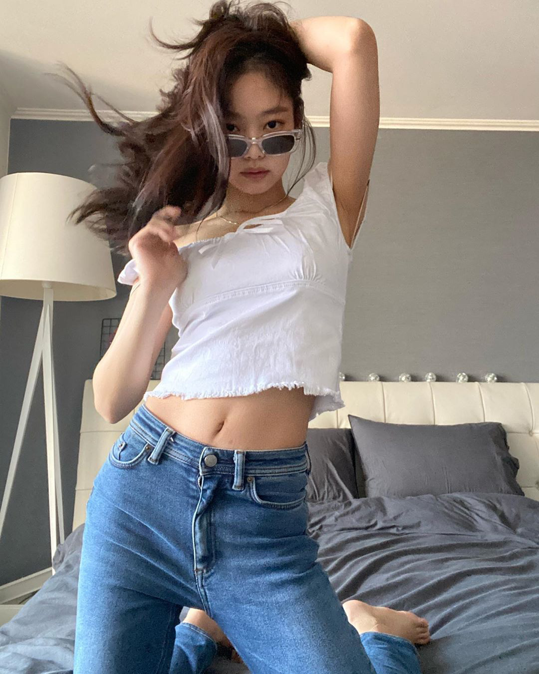 Nửa đêm Jennie (BLACKPINK) spam cả BST ảnh, rinh 25 triệu like: Thay 101 bộ đồ hiệu, selfie lăn lộn trên giường, sốc vì body - Ảnh 8.