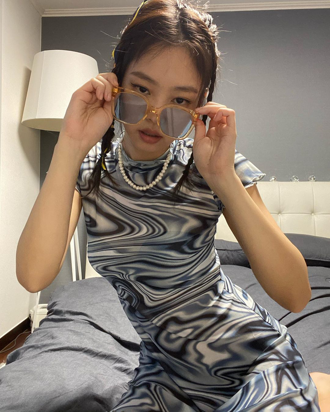 Nửa đêm Jennie (BLACKPINK) spam cả BST ảnh, rinh 25 triệu like: Thay 101 bộ đồ hiệu, selfie lăn lộn trên giường, sốc vì body - Ảnh 4.