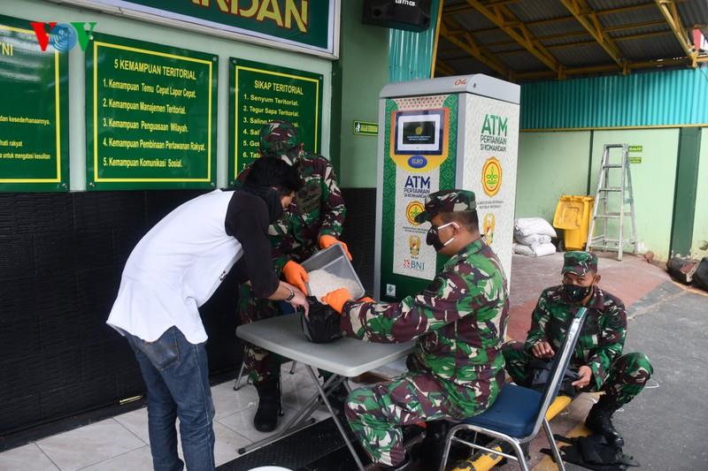 Giống Việt Nam, Indonesia triển khai 'ATM gạo' cho người nghèo - Ảnh 1.