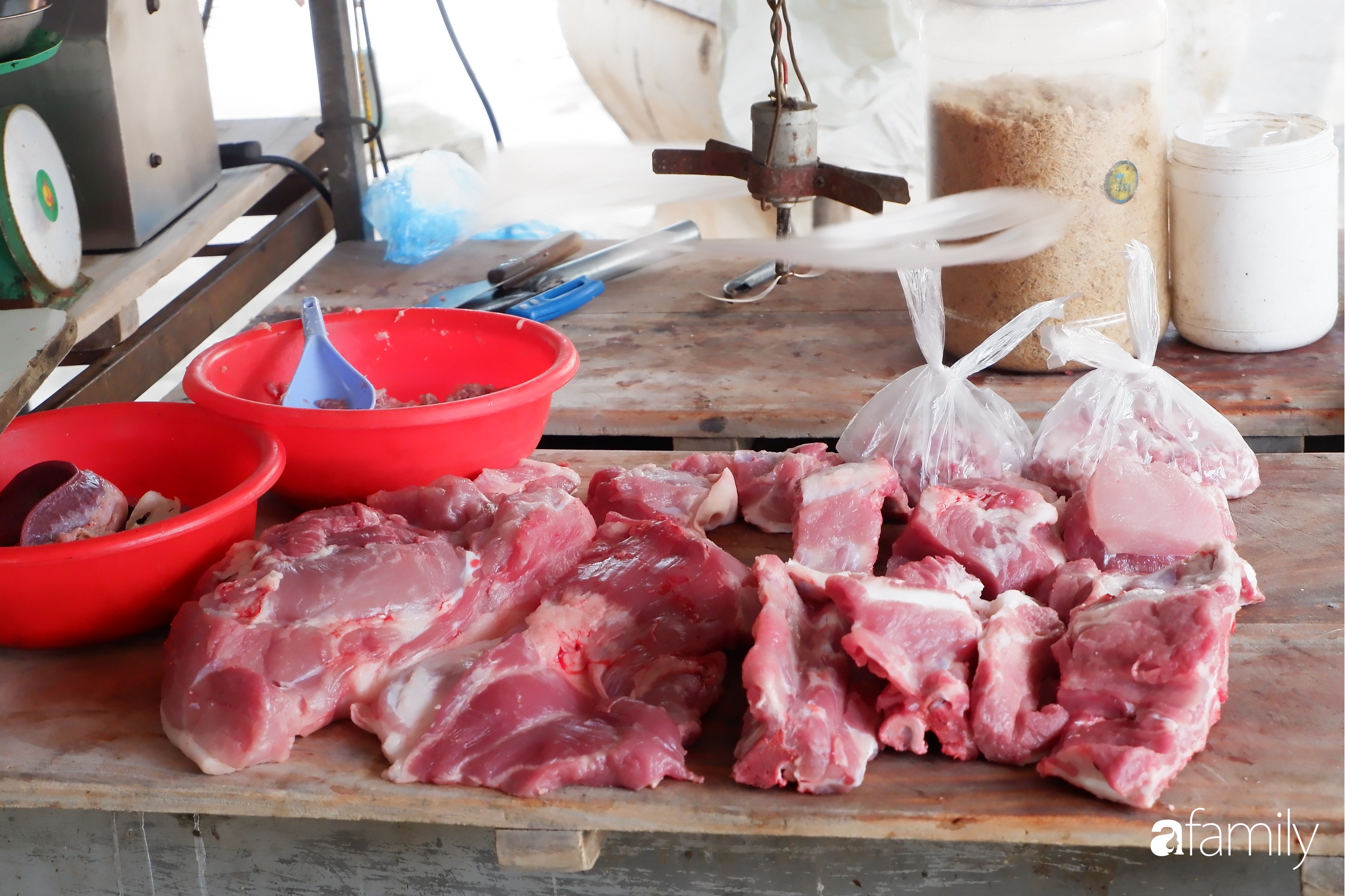 Cập nhật giá thịt lợn tại chợ đầu mối và cả chợ dân sinh, nhiều tiểu thương lắc đầu vì bán chậm  - Ảnh 6.