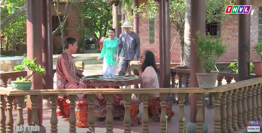 "Luật trời" tập 32: B&agrave; mụ g&agrave;o kh&oacute;c quỳ lạy trước ba Tiến, đ&uacute;ng l&uacute;c n&agrave;y Trang (Ngọc Lan) ập đến bất ngờ  - Ảnh 5.