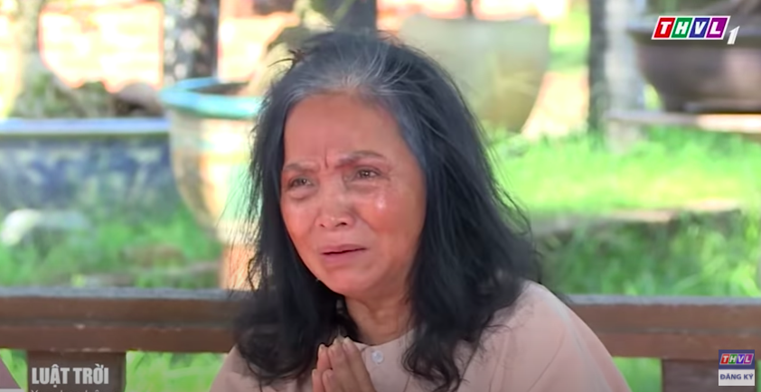 "Luật trời" tập 32: B&agrave; mụ g&agrave;o kh&oacute;c quỳ lạy trước ba Tiến, đ&uacute;ng l&uacute;c n&agrave;y Trang (Ngọc Lan) ập đến bất ngờ  - Ảnh 6.