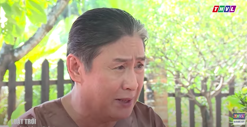 "Luật trời" tập 32: B&agrave; mụ g&agrave;o kh&oacute;c quỳ lạy trước ba Tiến, đ&uacute;ng l&uacute;c n&agrave;y Trang (Ngọc Lan) ập đến bất ngờ  - Ảnh 8.