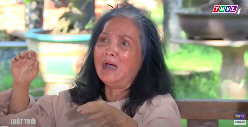 "Luật trời" tập 32: B&agrave; mụ g&agrave;o kh&oacute;c quỳ lạy trước ba Tiến, đ&uacute;ng l&uacute;c n&agrave;y Trang (Ngọc Lan) ập đến bất ngờ  - Ảnh 7.