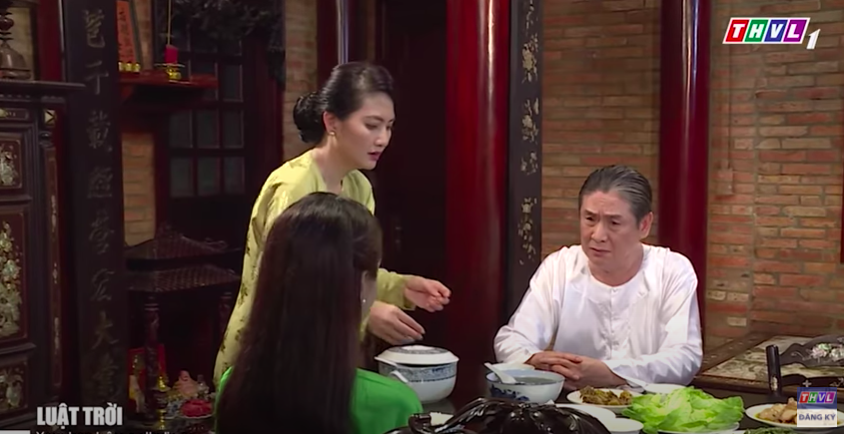 "Luật trời" tập 32: B&agrave; mụ g&agrave;o kh&oacute;c quỳ lạy trước ba Tiến, đ&uacute;ng l&uacute;c n&agrave;y Trang (Ngọc Lan) ập đến bất ngờ  - Ảnh 11.