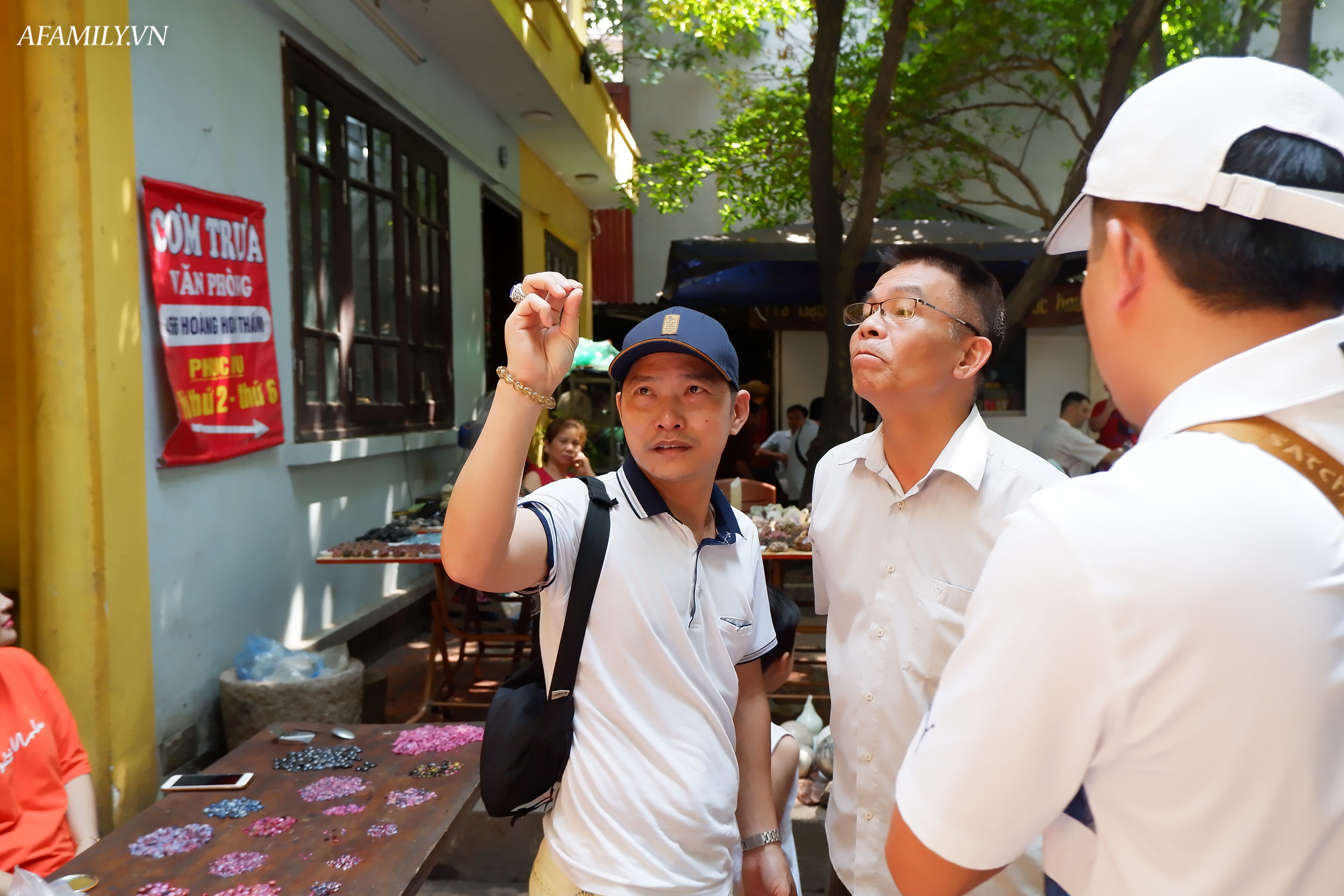 Chỉ họp 1 lần vào sáng Chủ nhật hàng tuần, đây là phiên chợ triệu đô chuyên giao thương các loại đá quý, hiếm ngay giữa lòng Hà Nội - Ảnh 11.