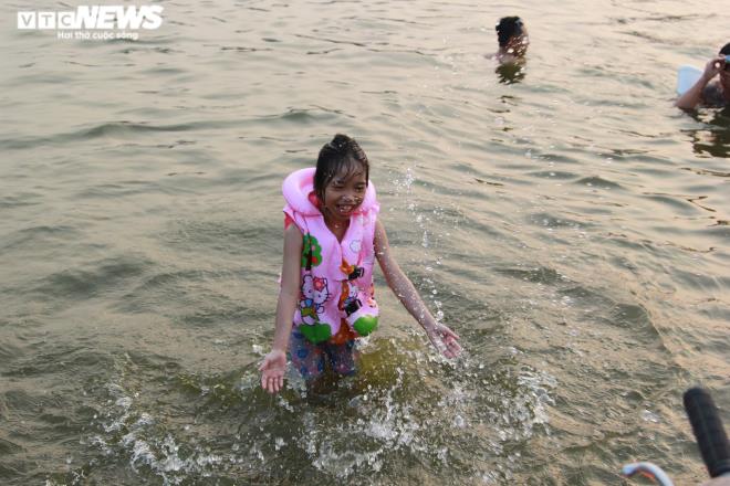 Bất chấp biển cấm nguy hiểm, người Hà Nội vô tư bơi hồ Linh Đàm - Ảnh 8.