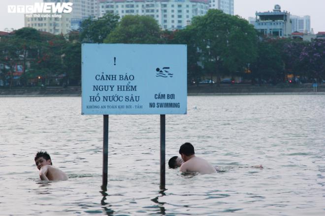 Bất chấp biển cấm nguy hiểm, người Hà Nội vô tư bơi hồ Linh Đàm - Ảnh 2.