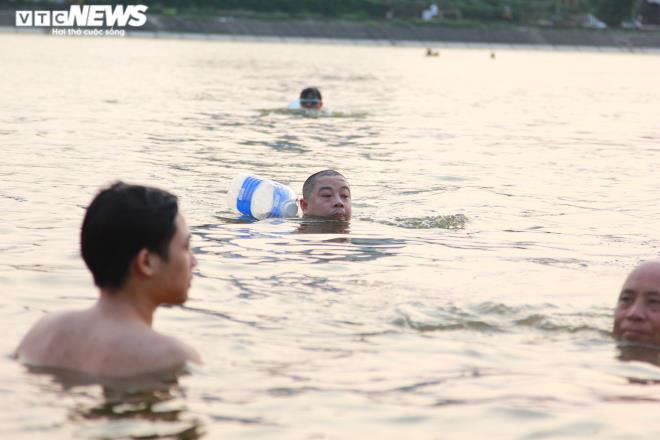 Bất chấp biển cấm nguy hiểm, người Hà Nội vô tư bơi hồ Linh Đàm - Ảnh 5.