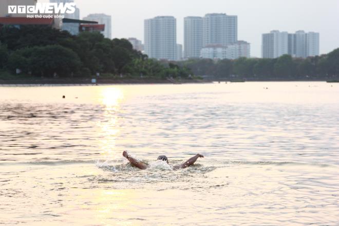 Bất chấp biển cấm nguy hiểm, người Hà Nội vô tư bơi hồ Linh Đàm - Ảnh 6.