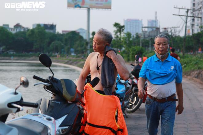 Bất chấp biển cấm nguy hiểm, người Hà Nội vô tư bơi hồ Linh Đàm - Ảnh 10.