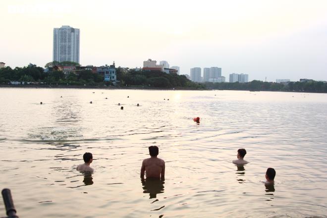 Bất chấp biển cấm nguy hiểm, người Hà Nội vô tư bơi hồ Linh Đàm - Ảnh 3.