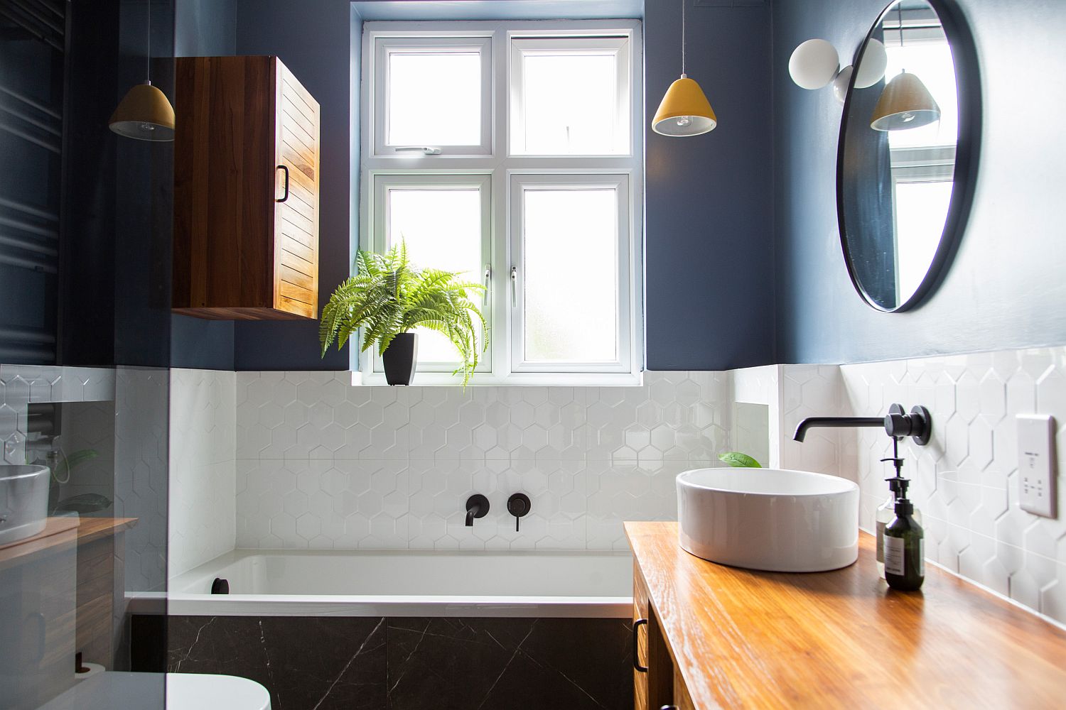 Decor phòng tắm mùa hè "mát lịm" với tông màu trắng - xanh - Ảnh 1. Decor phòng tắm mùa hè "mát lịm" với tông màu trắng - xanh - Ảnh 1.
