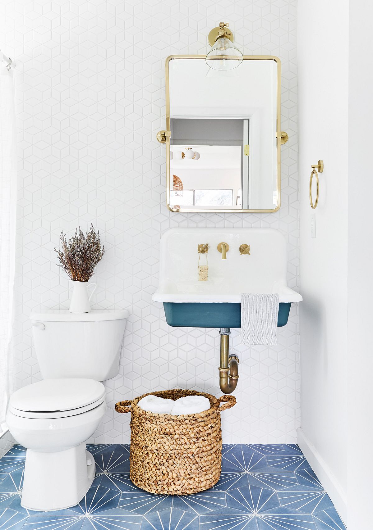 Decor phòng tắm mùa hè "mát lịm" với tông màu trắng - xanh - Ảnh 8. Decor phòng tắm mùa hè "mát lịm" với tông màu trắng - xanh - Ảnh 8.