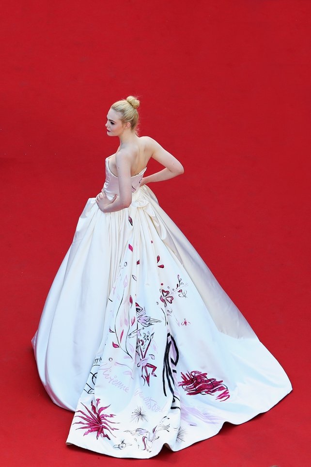 72 mùa Cannes đã trôi qua nhưng đây vẫn mãi là những bức ảnh huyền thoại để nhớ về những màn đọ &quot;hương sắc lụa là&quot; kinh diễm trên thảm đỏ - Ảnh 35.
