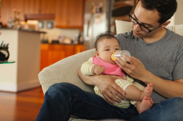 Ngày nào con gái cũng hỏi về mẹ, tôi chỉ biết nói dối mẹ đã qua đời, cho đến một ngày cô ấy xuất hiện trước mặt bố con tôi  - Ảnh 1.