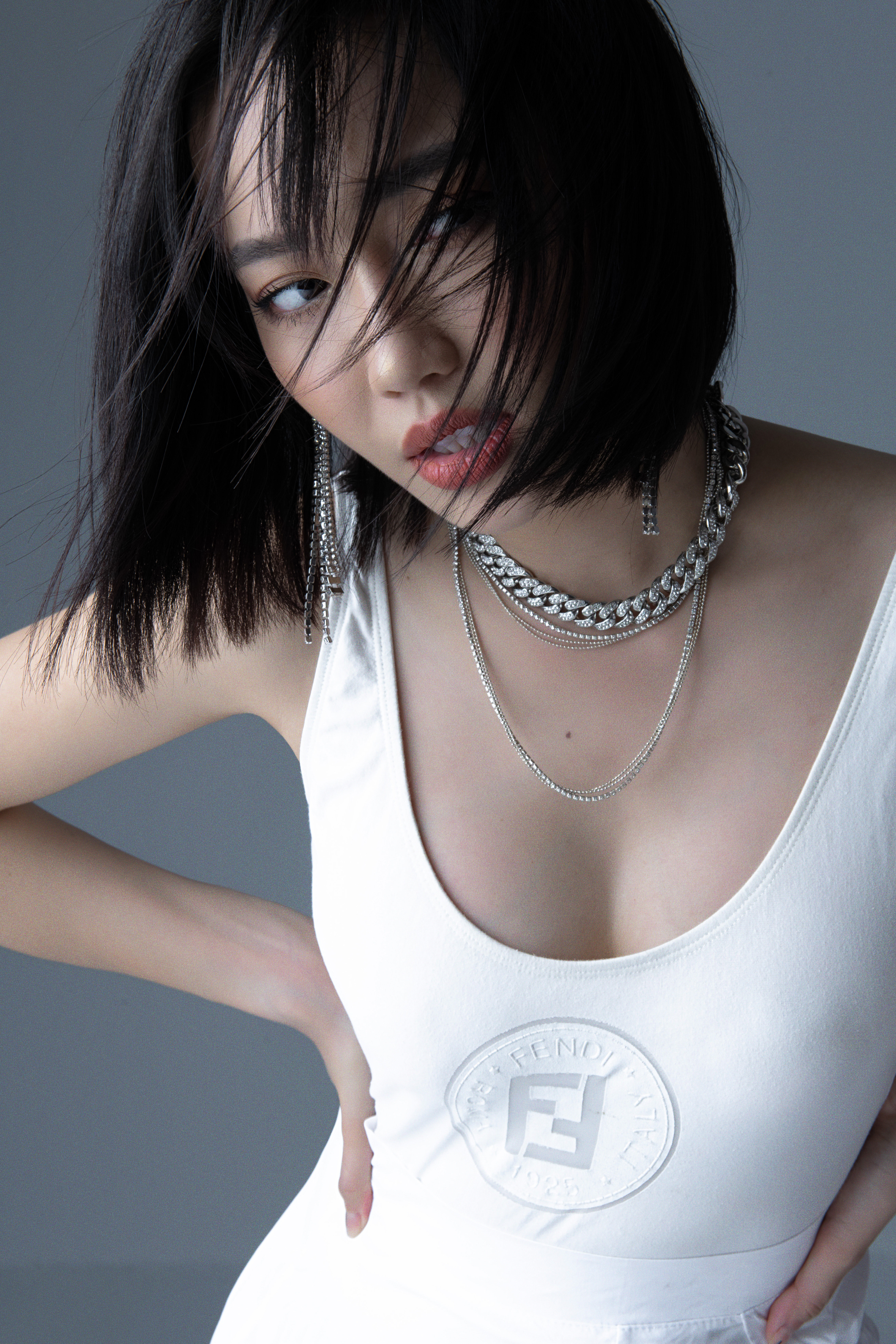 Mừng tuổi mới rực rỡ, Diệu Nhi t&aacute;o bạo khoe vai trần v&agrave; v&ograve;ng ngực căng đầy - Ảnh 2.