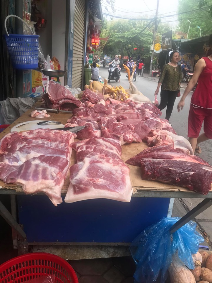 Giá thịt lợn tăng cao, bà nội trợ đi chợ phải thuộc lòng 4 điểm sau để nhận biết rõ thịt lợn sạch và thịt lợn nuôi công nghiệp - Ảnh 1.