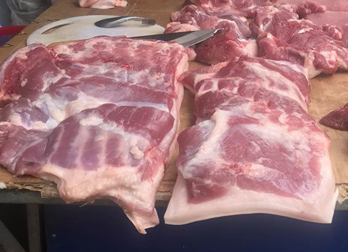 Giá thịt lợn tăng cao, bà nội trợ đi chợ phải thuộc lòng 4 điểm sau để nhận biết rõ thịt lợn sạch và thịt lợn nuôi công nghiệp - Ảnh 3.