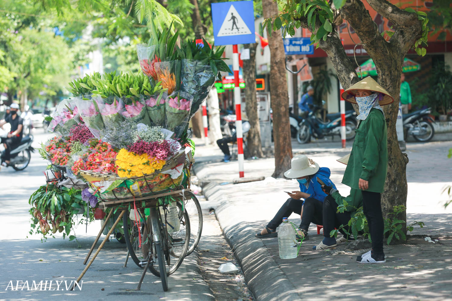 Người Hà Nội vất vả tìm mọi nơi, thử mọi cách để trốn cái nắng cực gay gắt có nơi lên đến 40 độ - Ảnh 7.