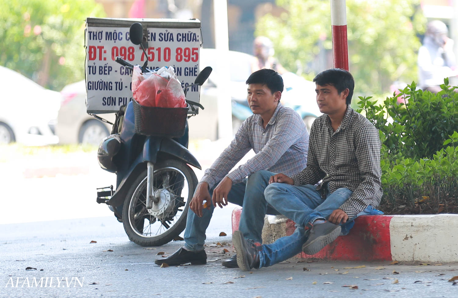 Người Hà Nội vất vả tìm mọi nơi, thử mọi cách để trốn cái nắng cực gay gắt có nơi lên đến 40 độ - Ảnh 17.