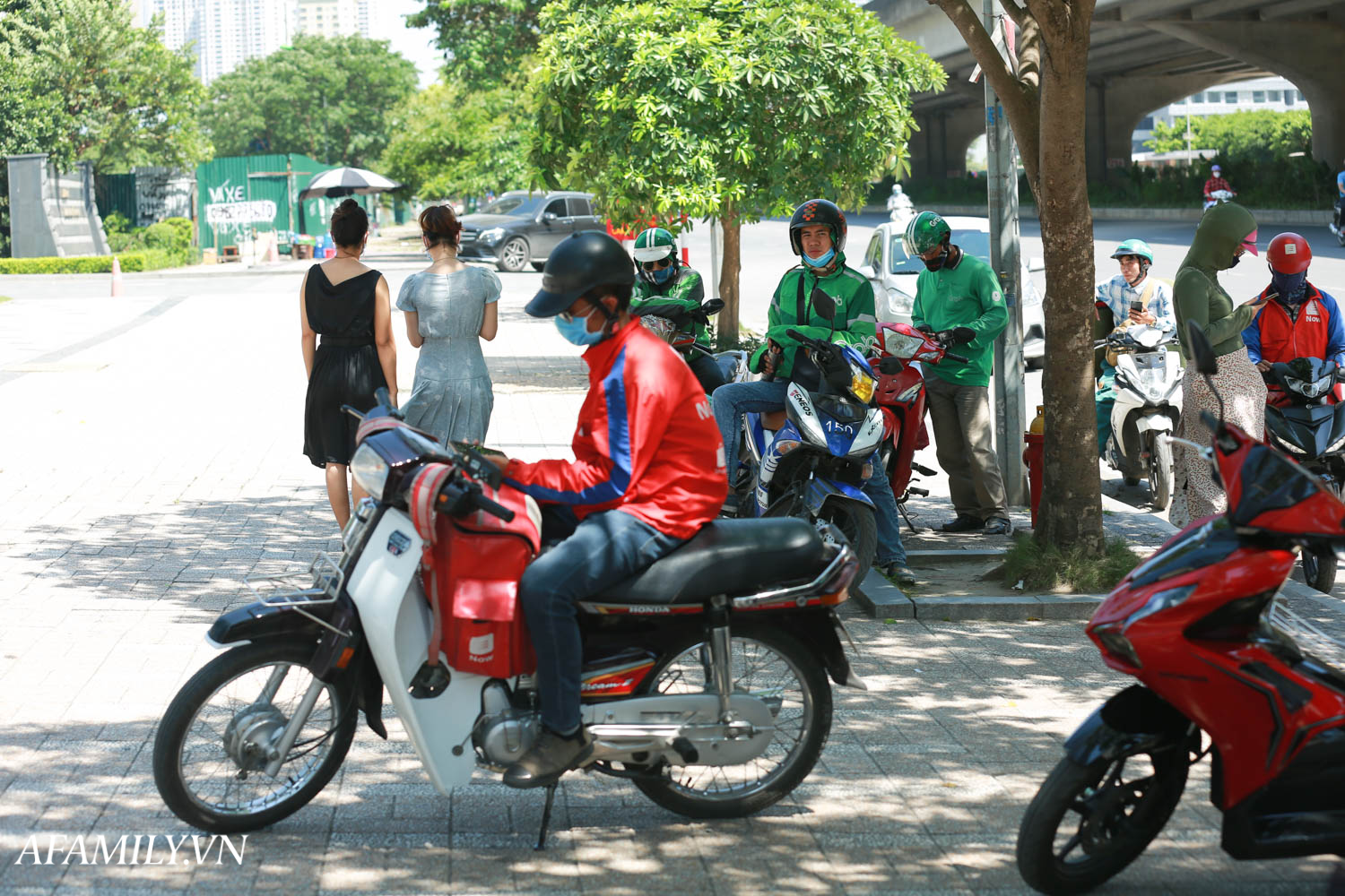 Người Hà Nội vất vả tìm mọi nơi, thử mọi cách để trốn cái nắng cực gay gắt có nơi lên đến 40 độ - Ảnh 8.