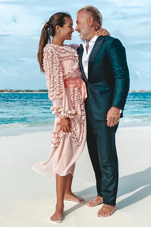 Mãn nhãn với vô vàn khoảnh khắc tình tứ của cặp đôi đúng chất "sugar daddy" ở phương Tây, hơn kém nhau 27 tuổi - Ảnh 6. Mãn nhãn với vô vàn khoảnh khắc tình tứ của cặp đôi đúng chất "sugar daddy" ở phương Tây, hơn kém nhau 27 tuổi - Ảnh 6.