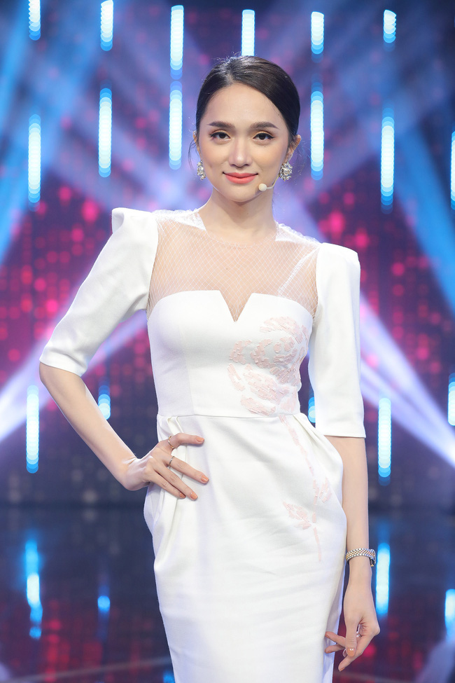 Những mẫu váy đầm giúp Chi Pu tôn vẻ đẹp gợi cảm tại show giải trí Trung  Quốc