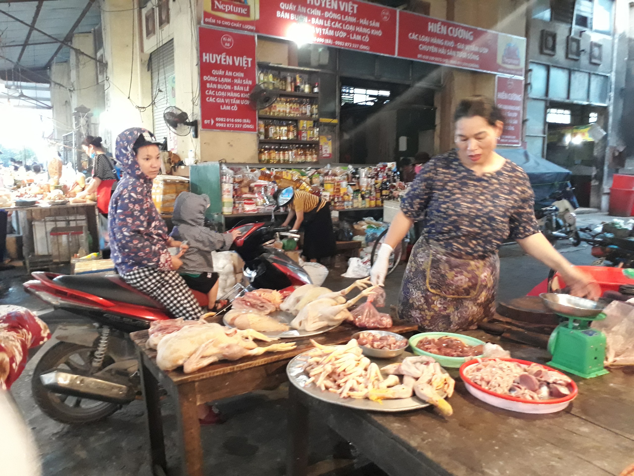 Chủ Nhật ngày 24/5: Giá thịt lợn móc hàm bật tăng lên 130 ngàn đồng/kg, tiểu thương không dám tăng giá vì sức mua giảm rất mạnh - Ảnh 3.