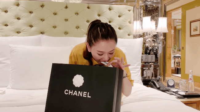 Chỉ một chiếc dây Chanel, Jennie (Black Pink) tận dụng làm buộc tóc cực sang chảnh: Lan Ngọc, Huyền My thi nhau học theo nhưng &quot;hài&quot; nhất lại là Hari Won  - Ảnh 6.