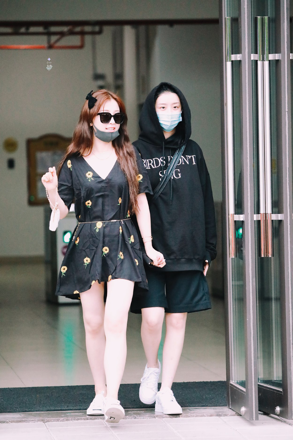 Khéo léo chế cháo dây đeo kính Jennie thành thắt lưng, “thánh lố” Ngu Thư Hân dù đeo ngược vẫn dễ thương level max - Ảnh 4. Khéo léo chế cháo dây đeo kính Jennie thành thắt lưng, “thánh lố” Ngu Thư Hân dù đeo ngược vẫn dễ thương level max - Ảnh 4.