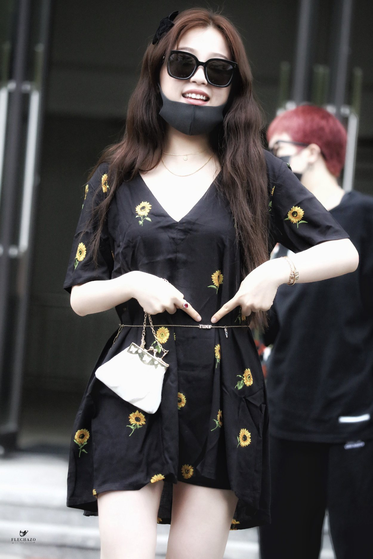 Khéo léo chế cháo dây đeo kính Jennie thành thắt lưng, “thánh lố” Ngu Thư Hân dù đeo ngược vẫn dễ thương level max - Ảnh 3. Khéo léo chế cháo dây đeo kính Jennie thành thắt lưng, “thánh lố” Ngu Thư Hân dù đeo ngược vẫn dễ thương level max - Ảnh 3.