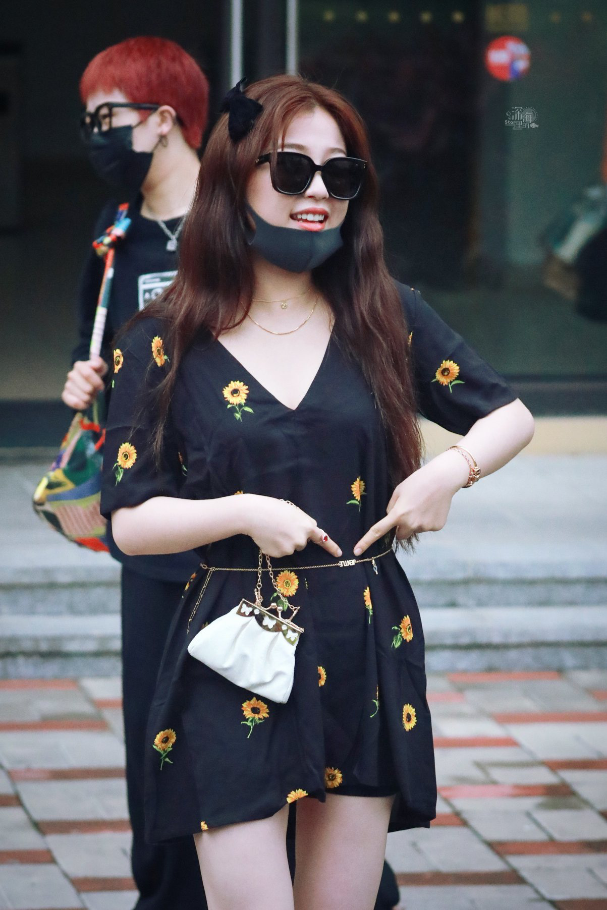 Khéo léo chế cháo dây đeo kính Jennie thành thắt lưng, “thánh lố” Ngu Thư Hân dù đeo ngược vẫn dễ thương level max - Ảnh 2. Khéo léo chế cháo dây đeo kính Jennie thành thắt lưng, “thánh lố” Ngu Thư Hân dù đeo ngược vẫn dễ thương level max - Ảnh 2.