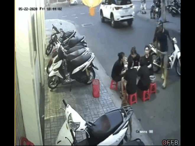 2 thanh niên dừng xe máy trêu ghẹo 5 cô gái, màn phản pháo cực gắt sau đó khiến dân mạng ngán ngẩm - Ảnh 4.