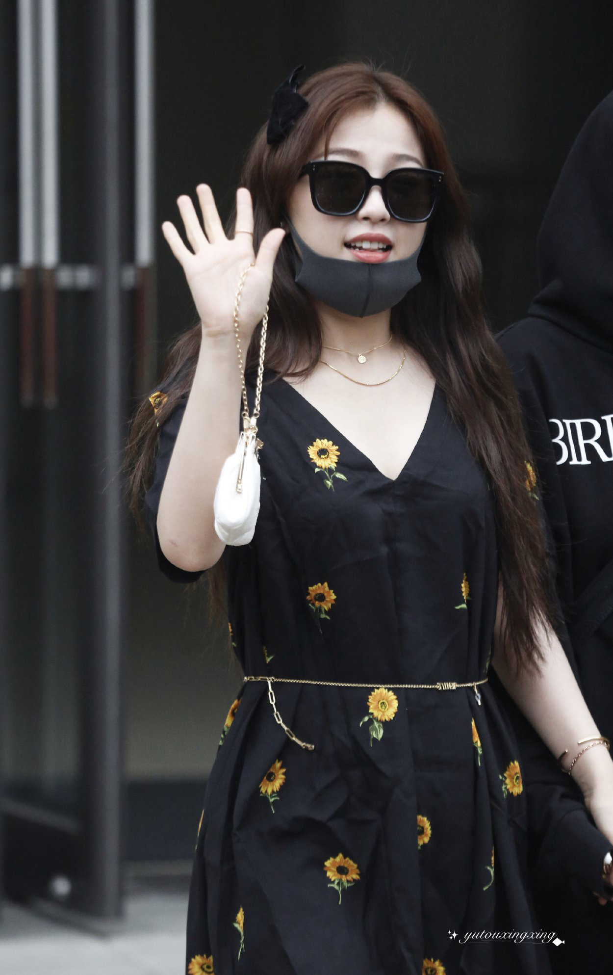 Khéo léo chế cháo dây đeo kính Jennie thành thắt lưng, “thánh lố” Ngu Thư Hân dù đeo ngược vẫn dễ thương level max - Ảnh 1. Khéo léo chế cháo dây đeo kính Jennie thành thắt lưng, “thánh lố” Ngu Thư Hân dù đeo ngược vẫn dễ thương level max - Ảnh 1.