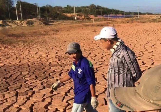 Nắng hạn hoành hành, người dân ở 'chảo lửa' Ninh Thuận loay hoay tìm nước uống - Ảnh 1.