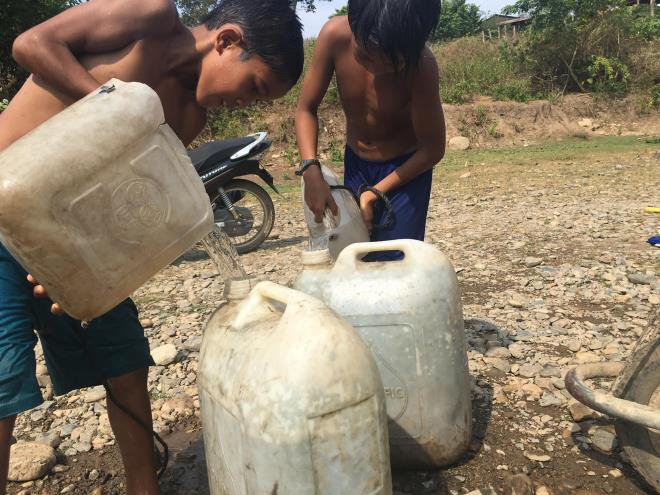 Nắng hạn hoành hành, người dân ở 'chảo lửa' Ninh Thuận loay hoay tìm nước uống - Ảnh 2.