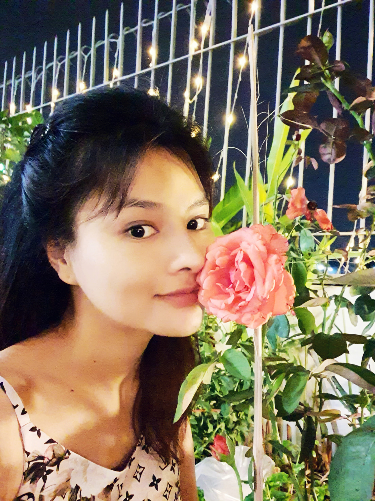 Vườn hồng khoe sắc ngọt ngào trên sân thượng của biệt thự xây trên mảnh đất 1300m² ở Quận 2, Sài Gòn - Ảnh 5.