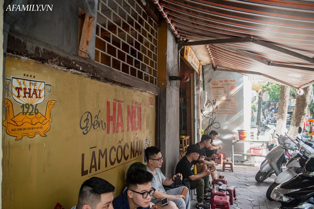 Quán cà phê vỉa hè vừa bé lại cũ kỹ nhất nhì Hà Nội, tồn tại suốt gần thế  kỷ, 1 ngày bán nghìn cốc