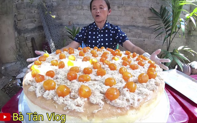 Bà Tân Vlog từ một kênh nổi tiếng với những món &quot;siêu to khổng lồ&quot;, trở thành nơi hứng &quot;gạch đá&quot; đủ để... xây nhà - Ảnh 2.