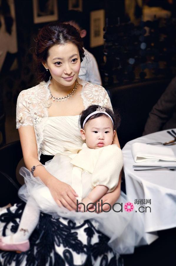 Kim Hee Sun - Người phụ nữ duy nhất tự tin khẳng định đẹp hơn Kim Tae Hee: Từng đau đớn tới mức muốn bỏ showbiz, bỏ xứ mà đi vì con gái bị chê &quot;mẹ công đẻ con cú&quot; - Ảnh 7.