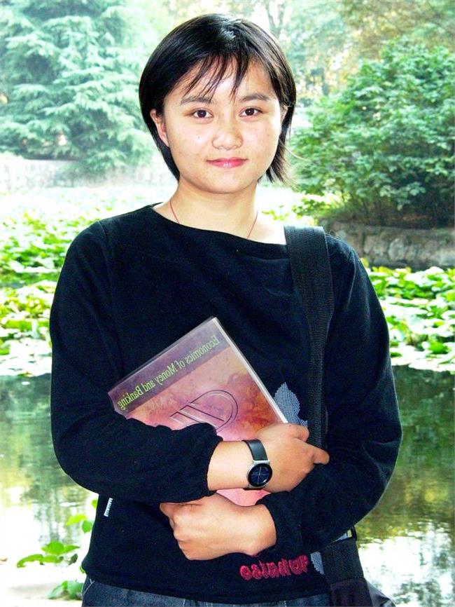 Hình ảnh cô bé nghèo có đôi mắt to từng lay động trái tim người Trung Quốc, 26 năm sau định mệnh cuộc đời cô thay đổi vì bức ảnh này - Ảnh 3.