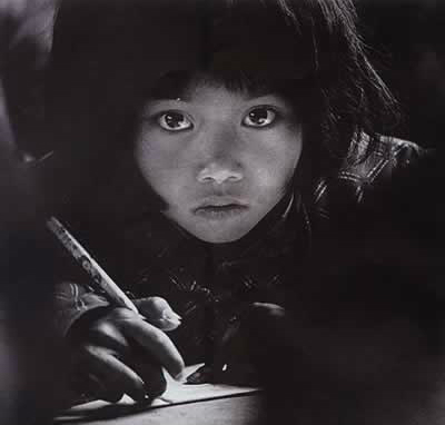 Hình ảnh cô bé nghèo có đôi mắt to từng lay động trái tim người Trung Quốc, 26 năm sau định mệnh cuộc đời cô thay đổi vì bức ảnh này - Ảnh 1.