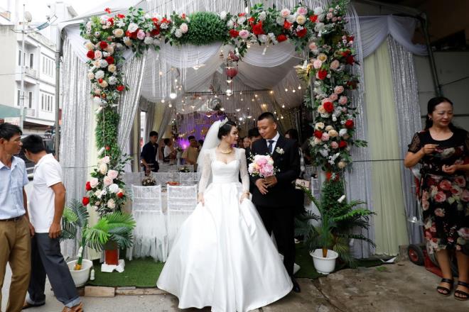 Báo Anh đăng ảnh đám cưới Việt Nam rực rỡ sau cách ly xã hội - Ảnh 1.