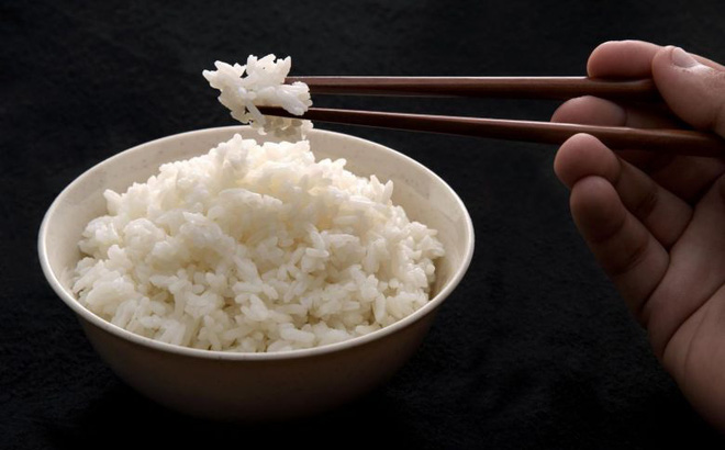 Không ăn cơm để giảm cân là sai chồng lên sai: Hãy ăn tinh bột thông minh như chuyên gia - Ảnh 1. Không ăn cơm để giảm cân là sai chồng lên sai: Hãy ăn tinh bột thông minh như chuyên gia - Ảnh 1.