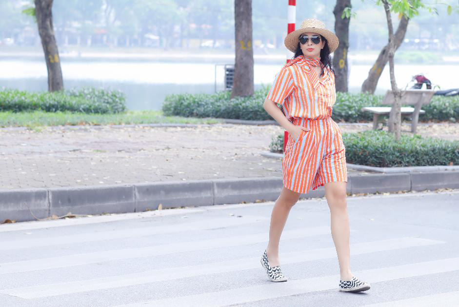 Mê đồ tối giản đến cỡ này thì hè này bạn cũng sẽ “đổ gục” trước những item họa tiết rực rỡ trong BST này của UNIQLO - Ảnh 4. Mê đồ tối giản đến cỡ này thì hè này bạn cũng sẽ “đổ gục” trước những item họa tiết rực rỡ trong BST này của UNIQLO - Ảnh 4.
